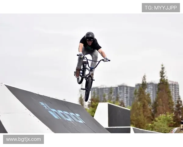 杨敏独家分享滑板技巧与心得体会助你快速提升滑板水平